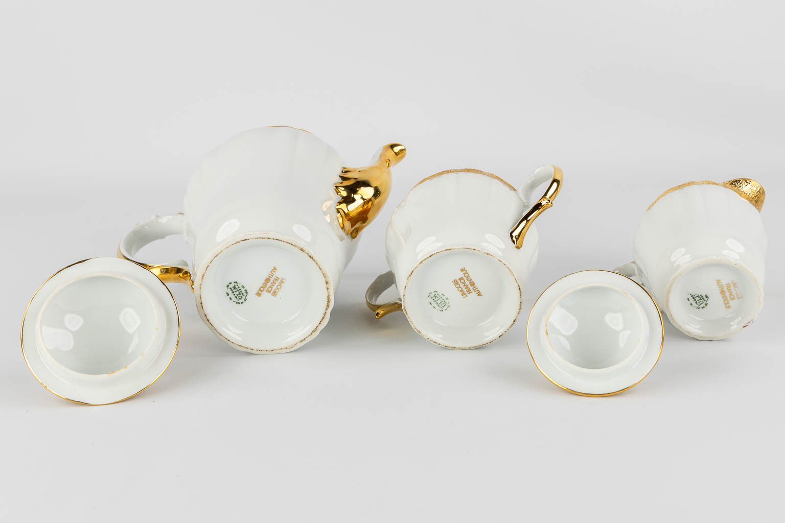 ULIM Limoges, a large dinner and coffee service, porcelain with a gilt rim. (L:26 x W:31 x H:20 cm)