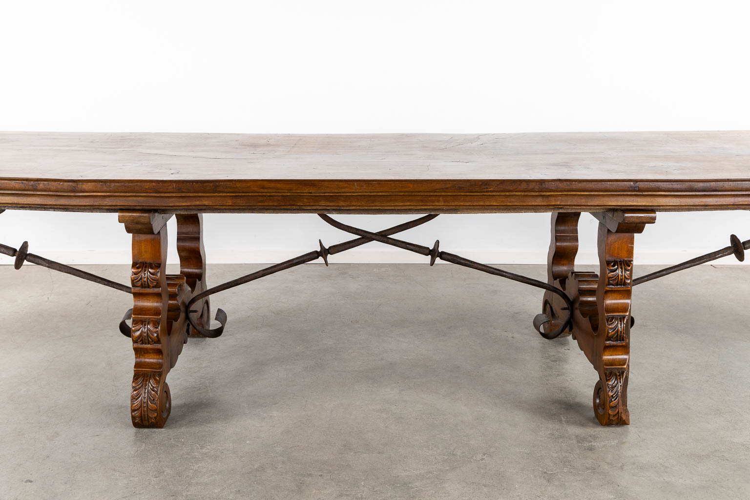 An exceptional Spanish tabel, single slab table top, walnut,19th C. (L:94 x W:473 x H:80 cm)