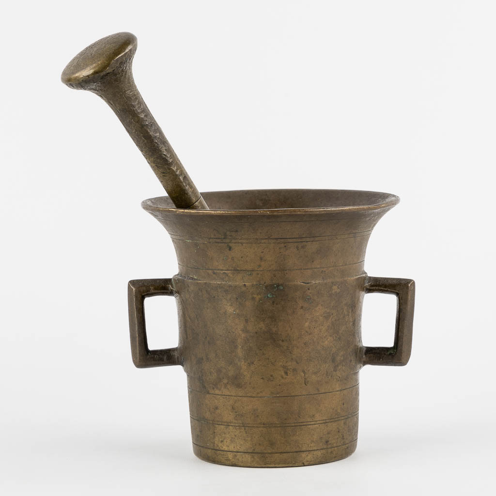 An antique bronze mortar and pestle. 17th/18th C. (H:16 x D:15,5 cm)