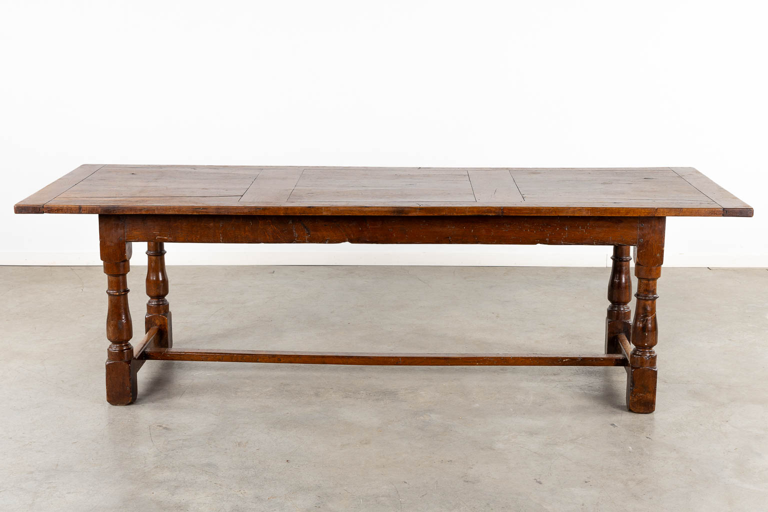 Een antieke tafel, eik, 19de eeuw. (L:91,5 x W:244 x H:74 cm)