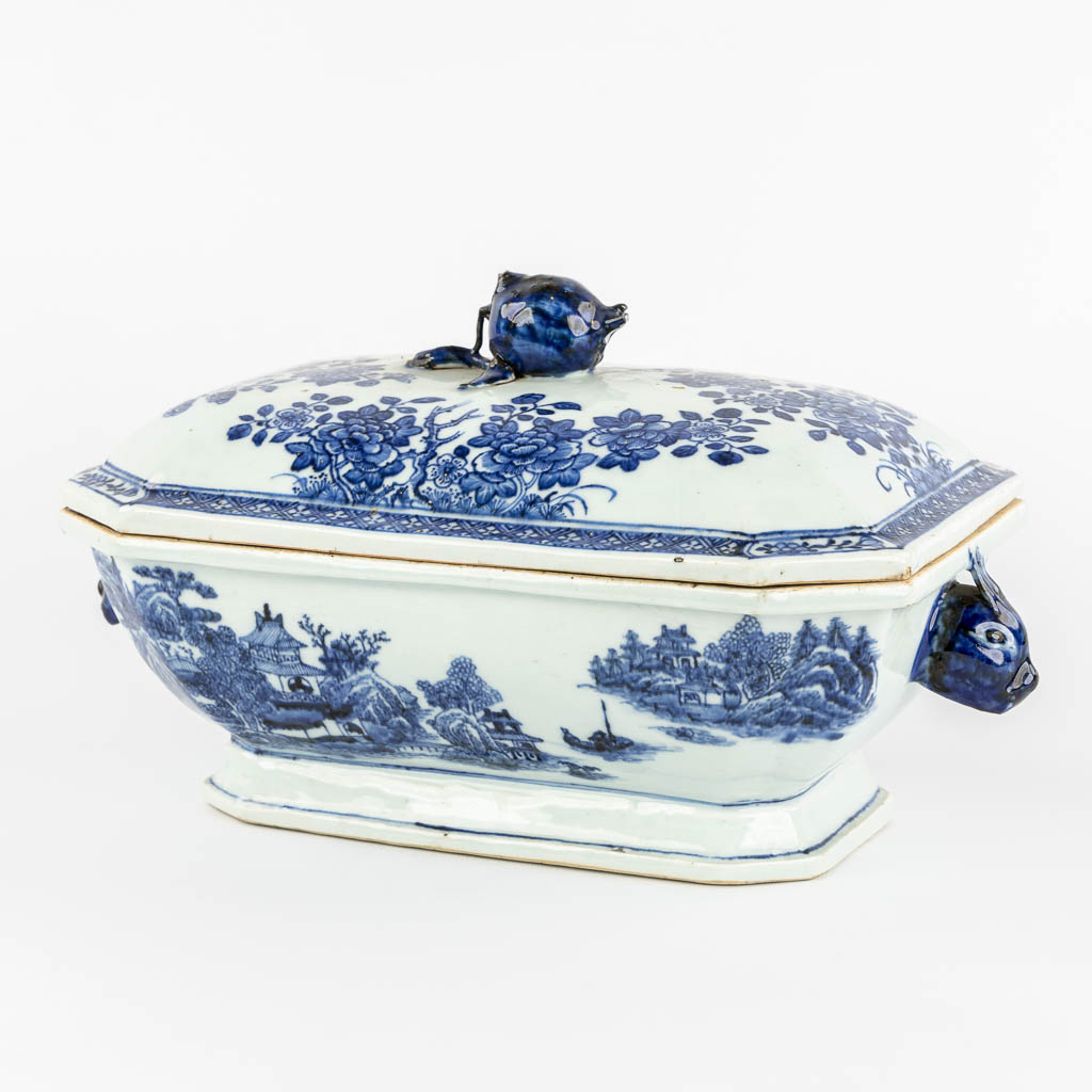 Een Chinese dekselschaal of terrine, blauw-wit decor met een granaatappel.