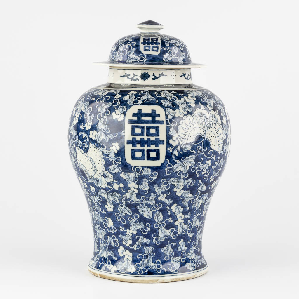 Een Chinese balustervaas met blauw-wit decor van prunus en dubbele Xi. 19de/20ste eeuw. (H:42 x D:26 cm)