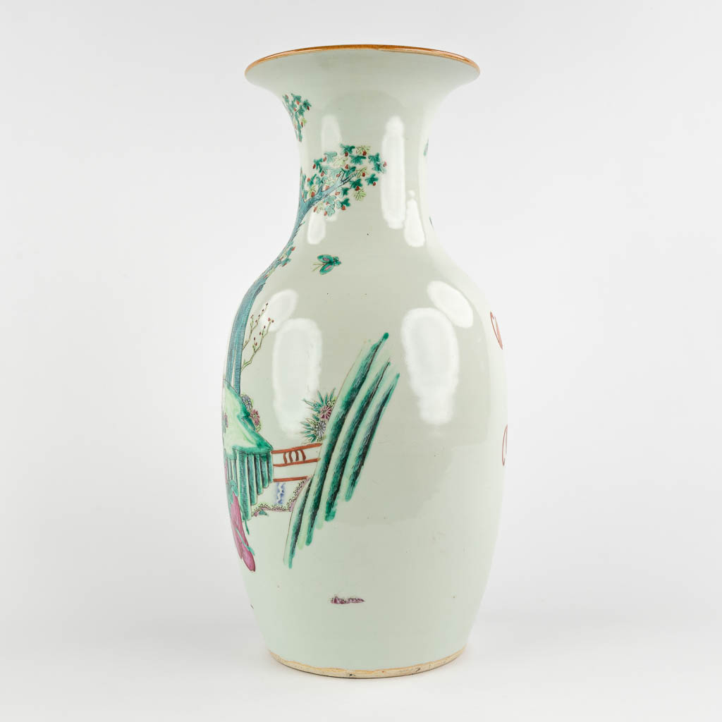 A Chinese vase decorated with ladies and children, 19th/20th C. (H:44 x D:21 cm)