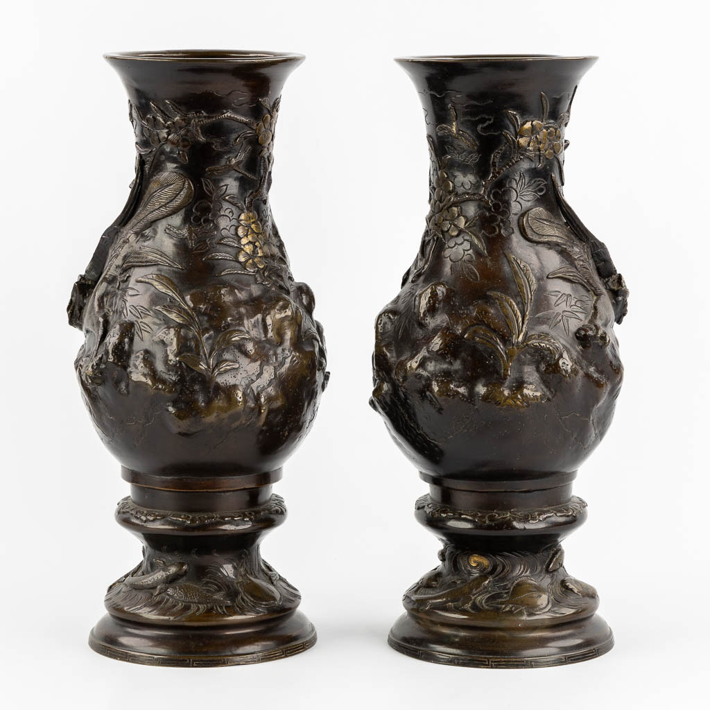 A pair of Japanese bronze vases decorated with fauna and flora. Meji. (H:46 x D:18 cm)