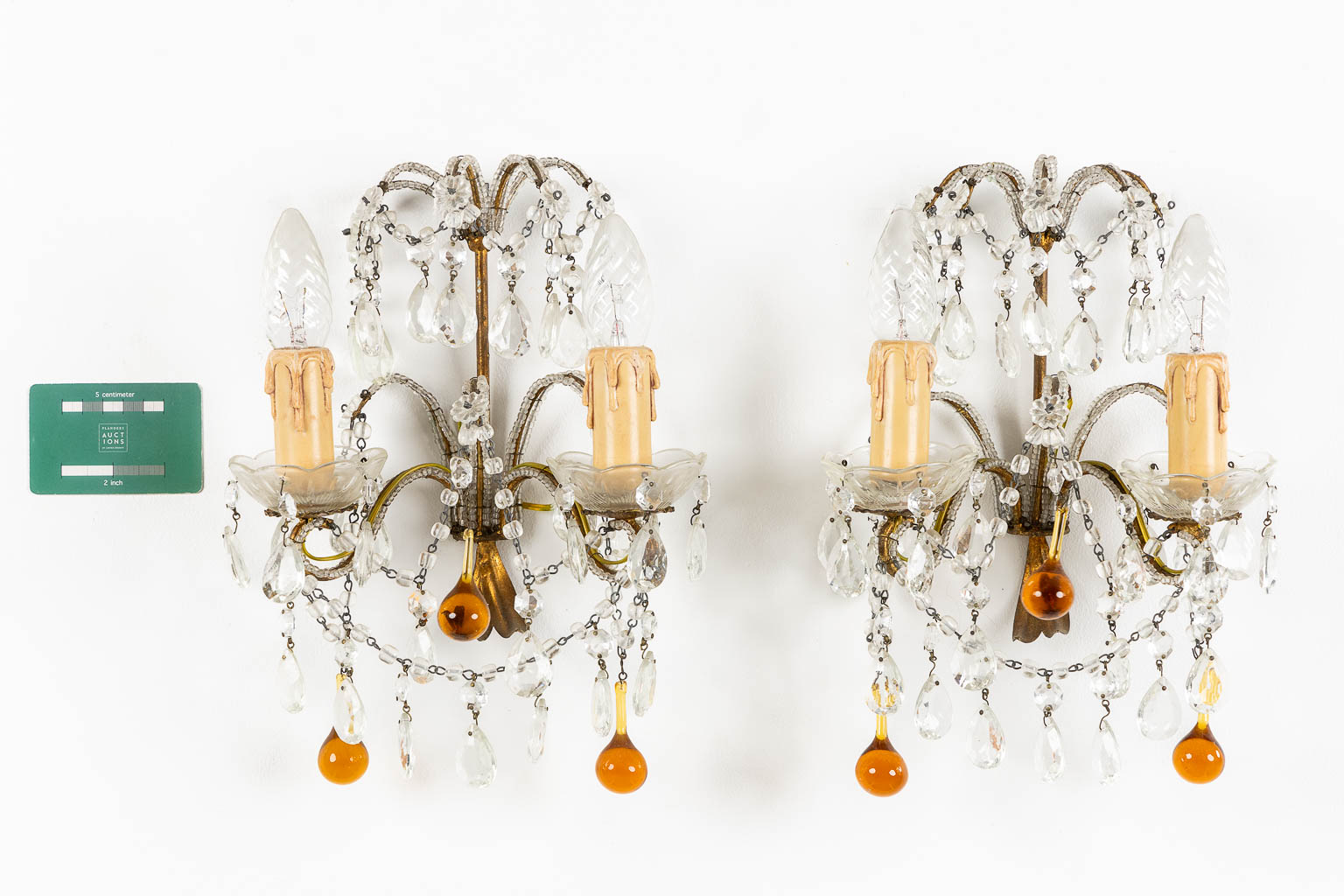 An attractive pair of wall lamps, brass and orange glass. (W:23 x H:30 cm)