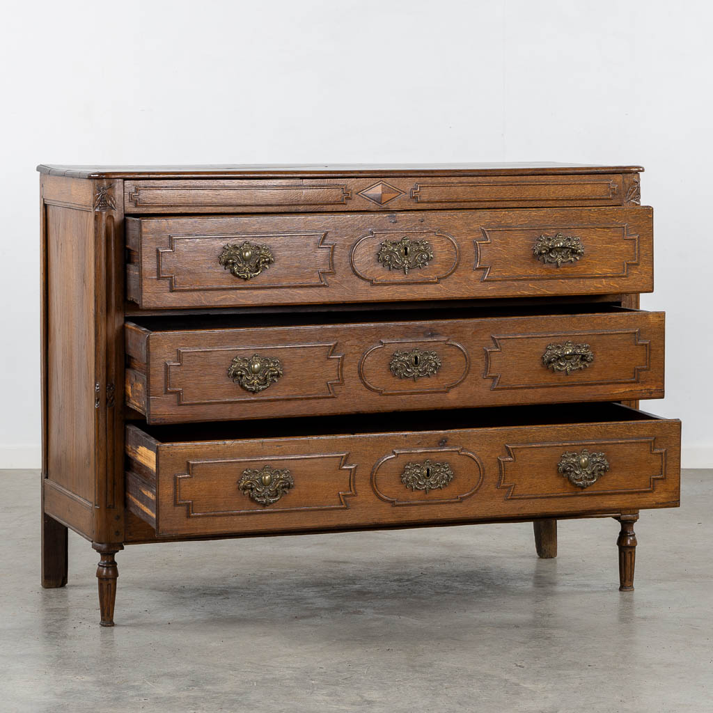 Een commode met 3 lades in Lodewijk XVI. 18de eeuw. (L:55 x W:132 x H:99 cm)