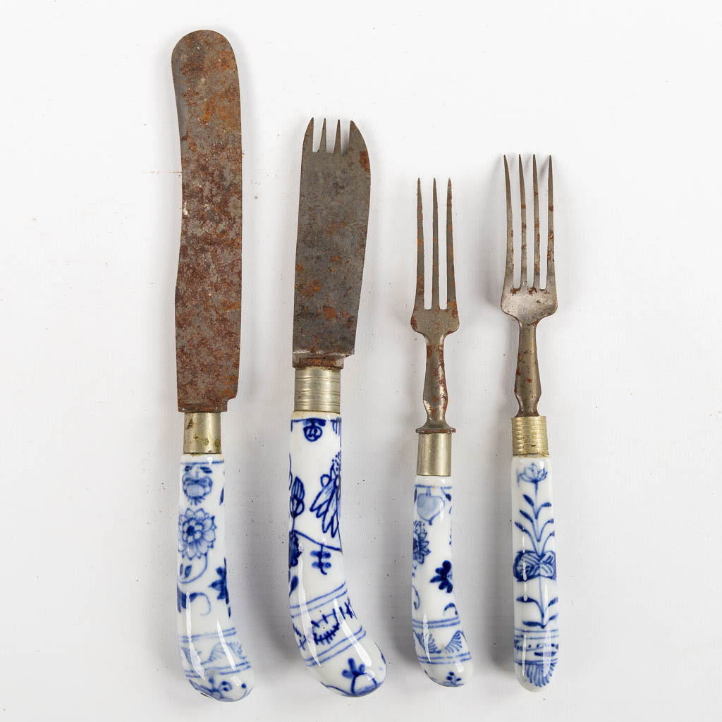 A collection of knives, forks and plates, Zwiebelmunster decor. 19th C. (L:13 x W:18 cm)