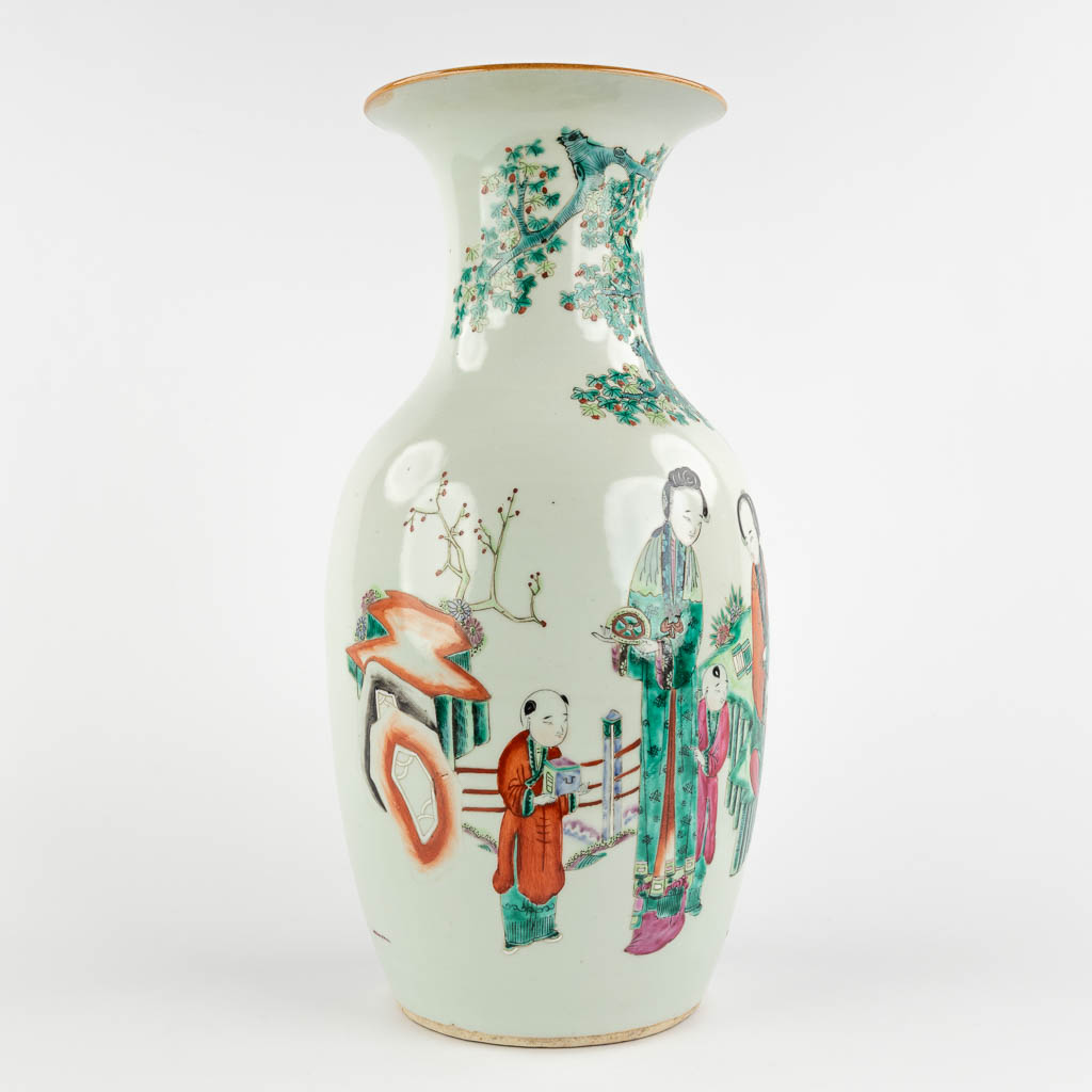 A Chinese vase decorated with ladies and children, 19th/20th C. (H:44 x D:21 cm)