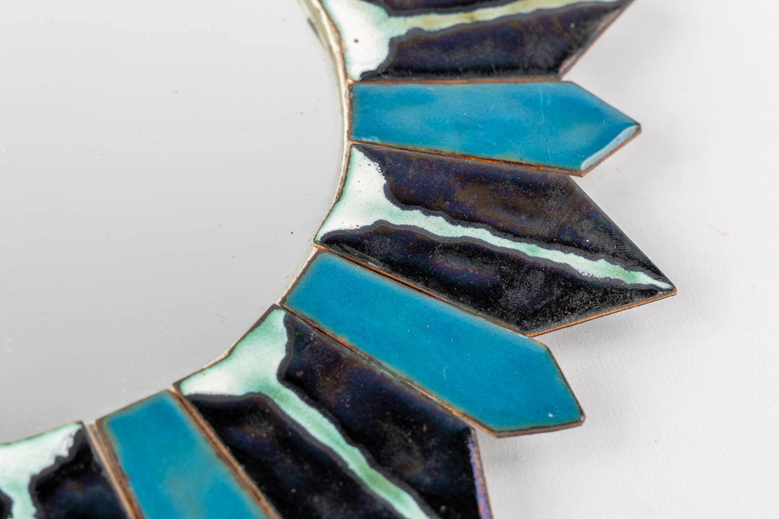 A mid-century Sunburst mirror, blue and black enamel on copper, glass. (D:31,5 cm)