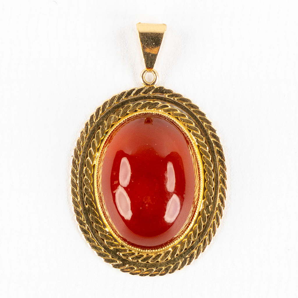 A sculptured cameo in an 18kt frame, added an 18kt pendant. 19.95g. (W:3,4 x H:4 cm)