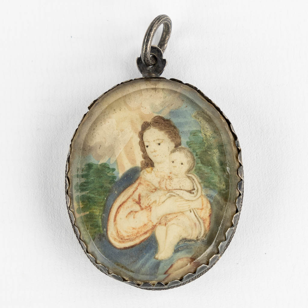 A reliquary pendant with 13 relics, silver, 18th C. (W:4 x H:5,5 cm)