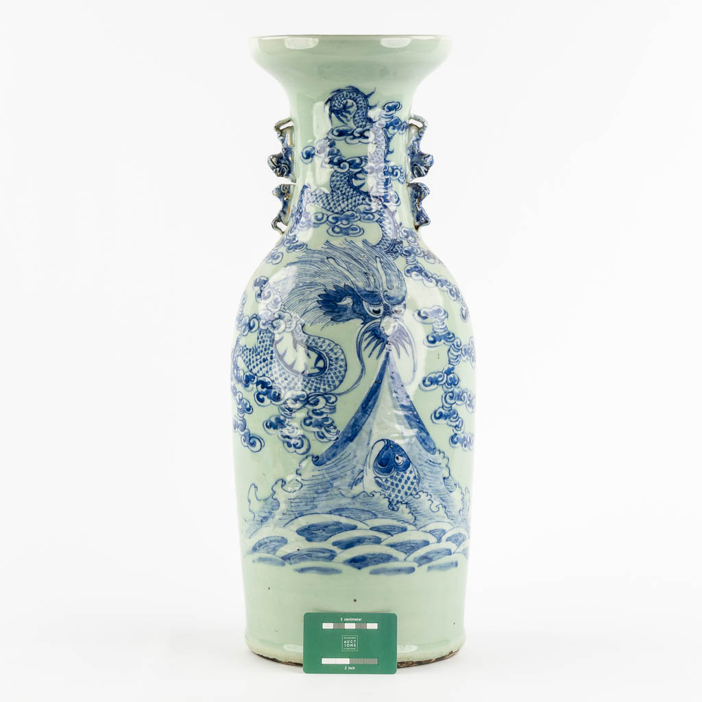 Een Chinese Celadon vaas met een draak en vis. (H:58 x D:23 cm)