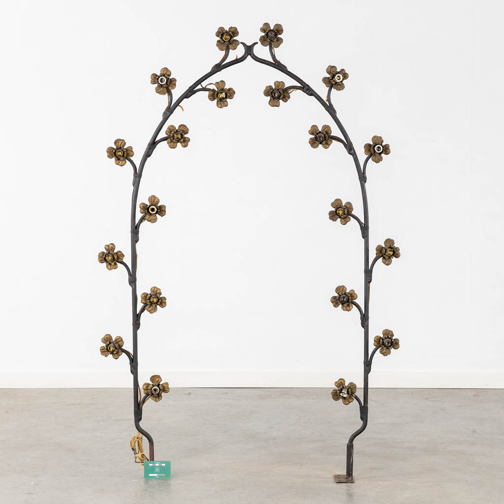 A large Rosary for a figurine, brass and wrought iron, circa 1900. (W:94 x H:144 cm)