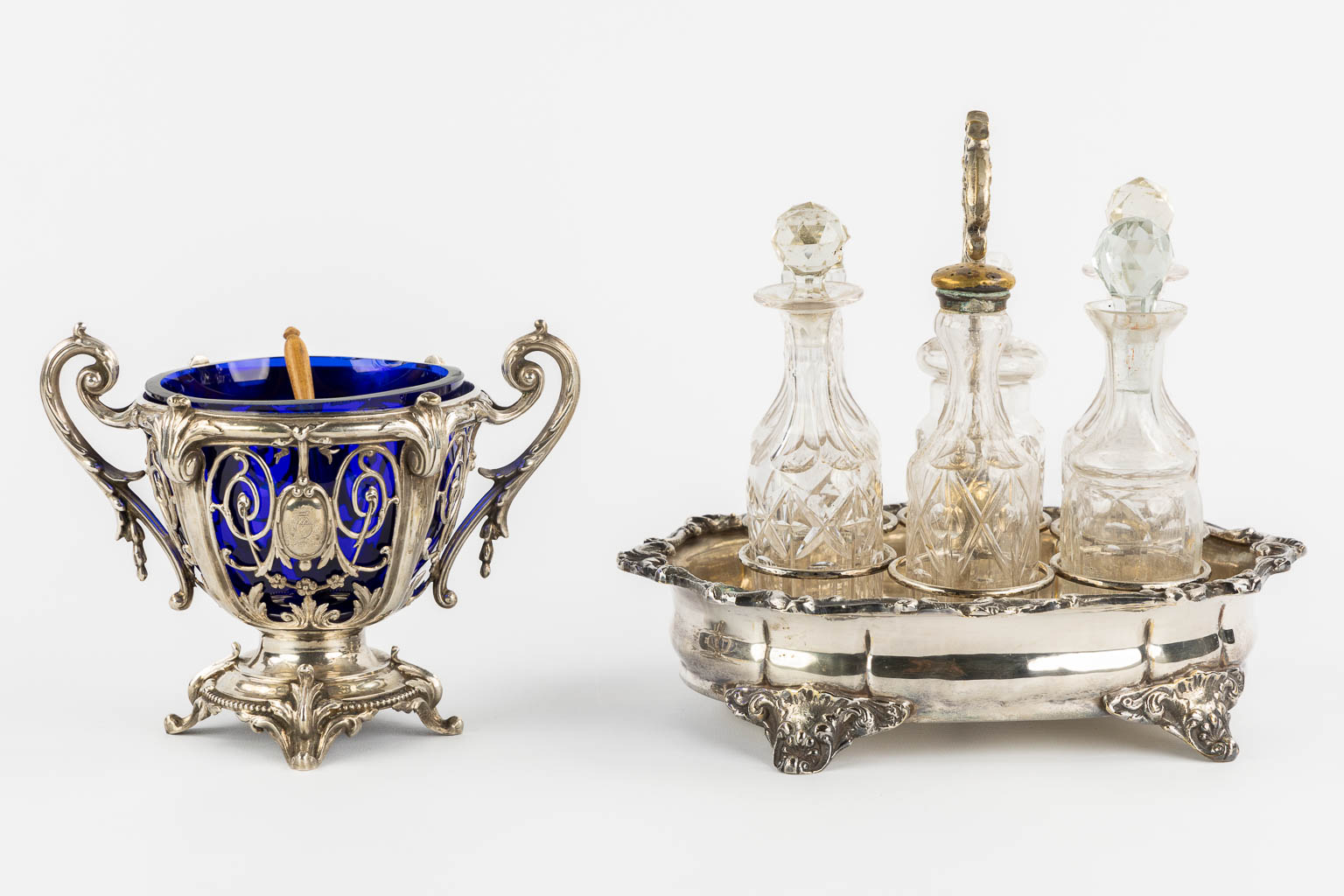 A silver and blue glass bowl. Added a silver-plated oil and vinegar set. (L:13,5 x W:20 x H:15,5 cm)