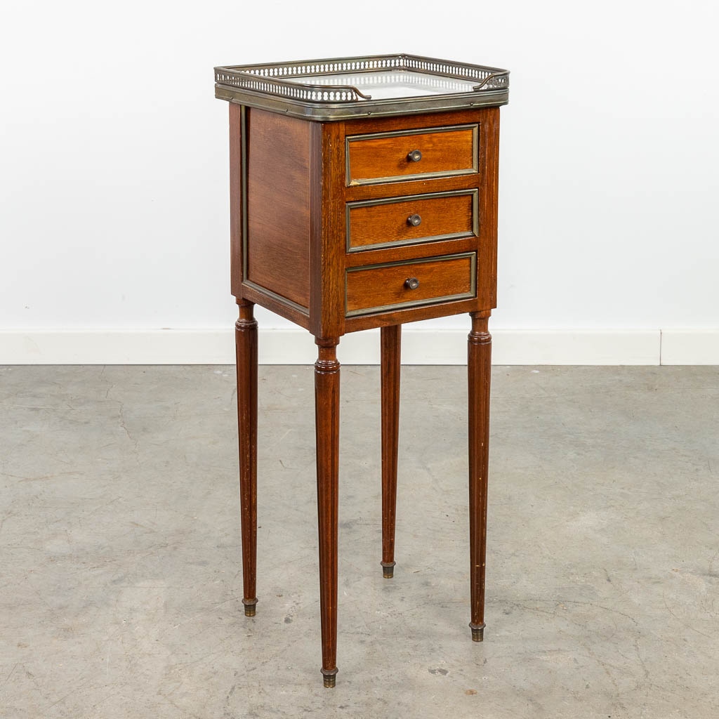 A small side table with 3 drawers and a white marble top. (24 x 28 x 70cm)