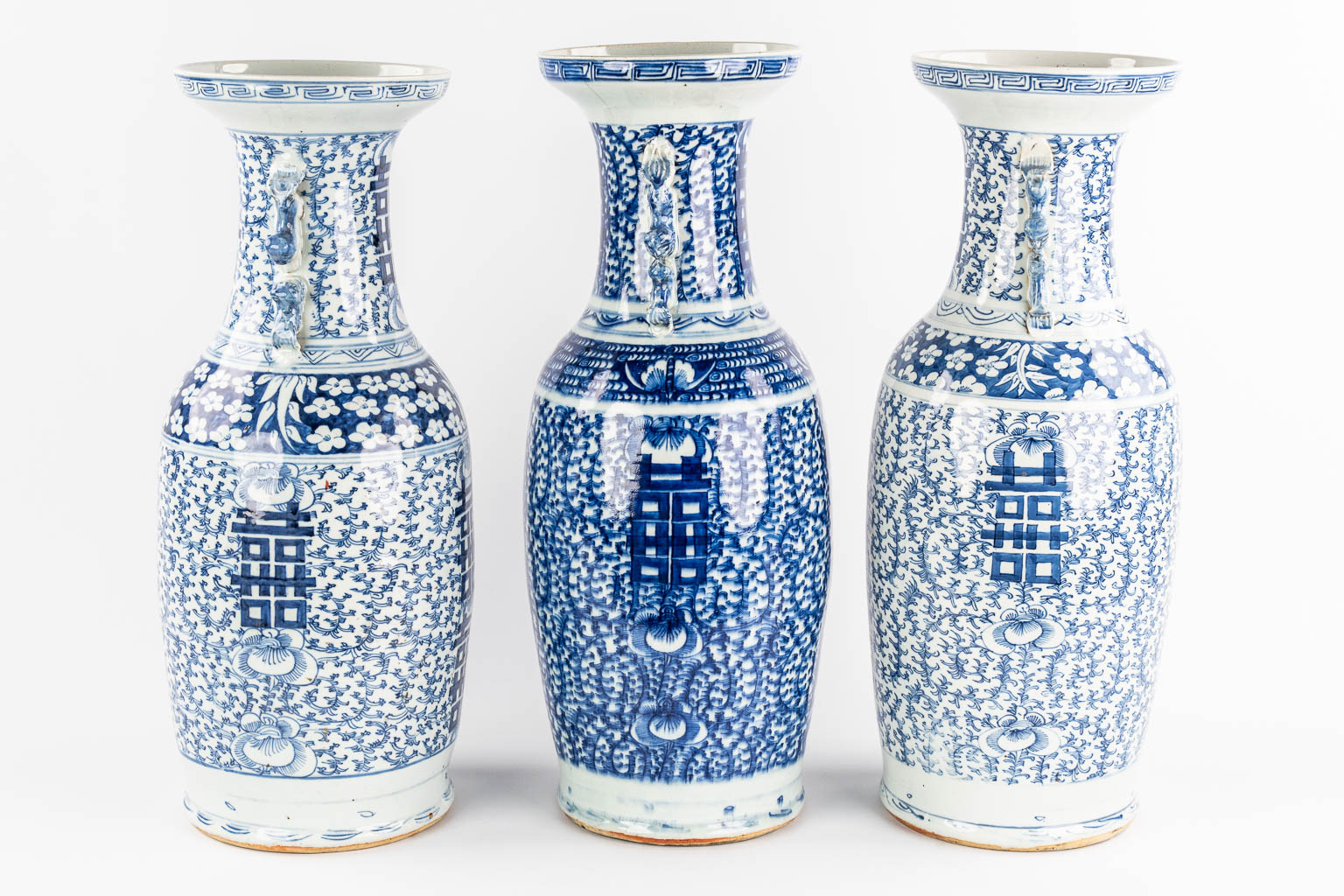 Drie Chinese vazen met een blauw-wit decor en symbolen van geluk. 19de/20ste eeuw.