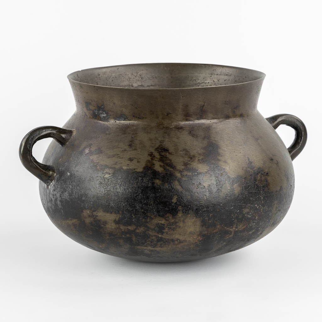 An antique bronze cauldron, so-called 'Grappe', Flanders, 16th C. (L:28 x W:34 x H:21 cm)