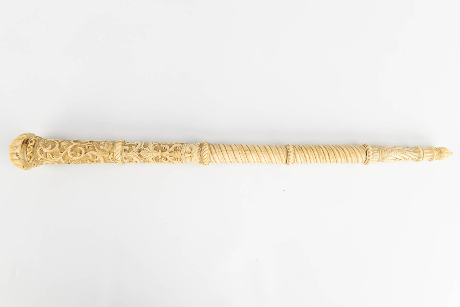 Een antieke scepter, gesculpteerde ivoor met mythologische scènes. 19de eeuw. (L:63 cm)