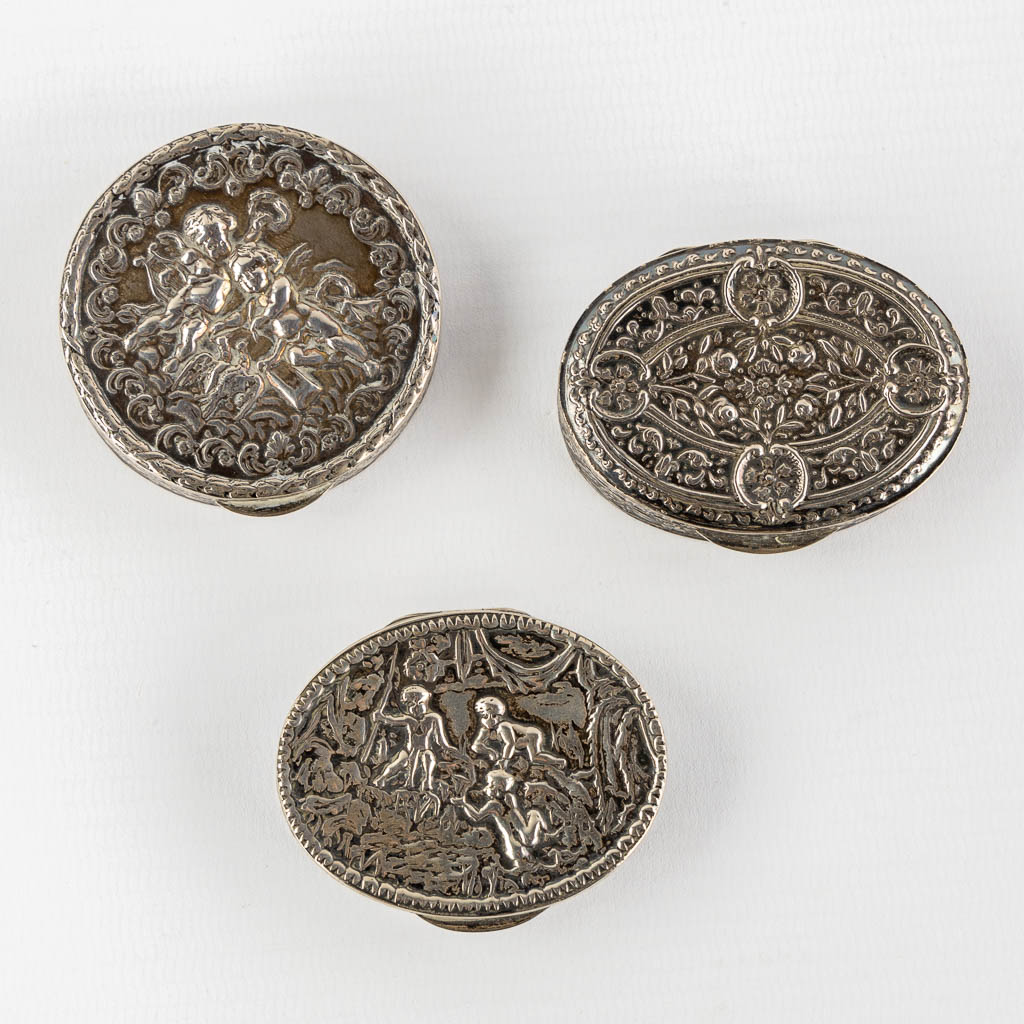 Three silver trinklet or pill boxes. 87g. 800/1000. (D:5,2 cm)