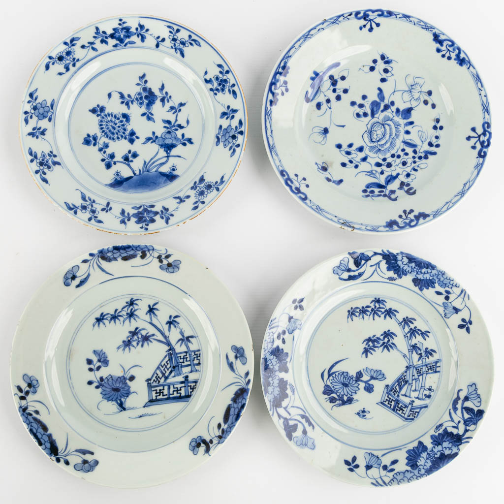 A large collection of Chinese and Japanes porcelain, Imari, Blue-white and Famille Rose. (D:23,5 cm)