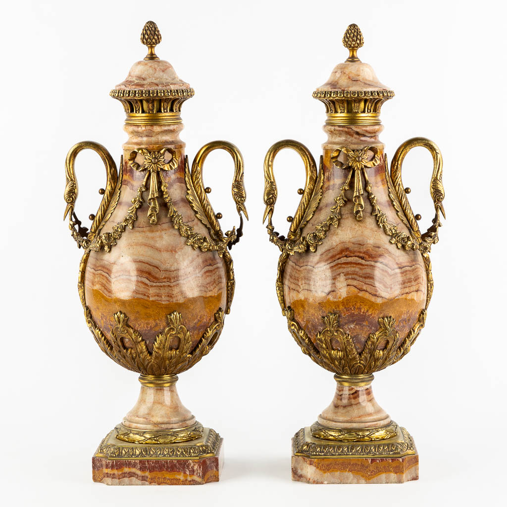 Een paar marmer en bronzen cassolettes in Empire stijl, decor met zwanen. Circa 1880. (L:17 x W:21 x H:53 cm)