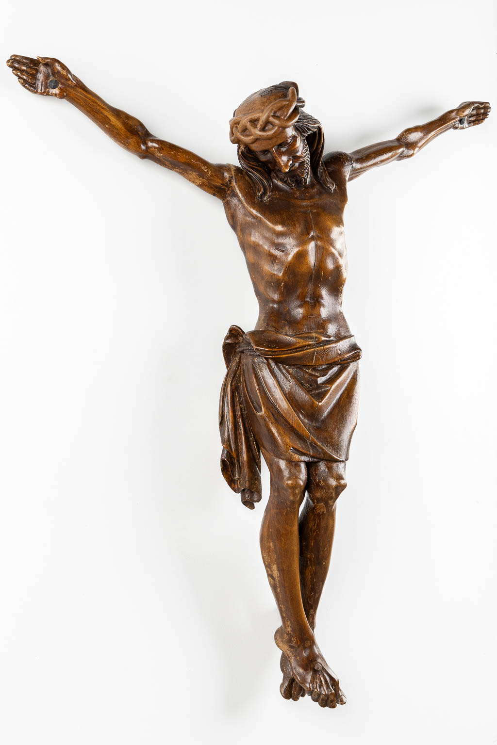 Een grote, houtgesculpteerde Corpus Christi, 19de eeuw. (W:102 x H:115 cm)