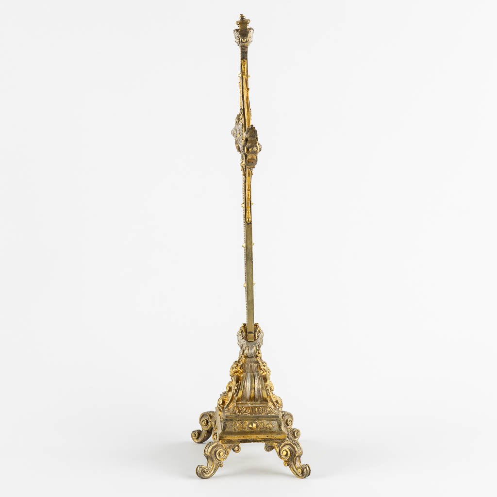 A double faced reliqary crucifix or Monstrance, bronze in Baroque style. 19th C. (W:22,5 x H:41 cm)