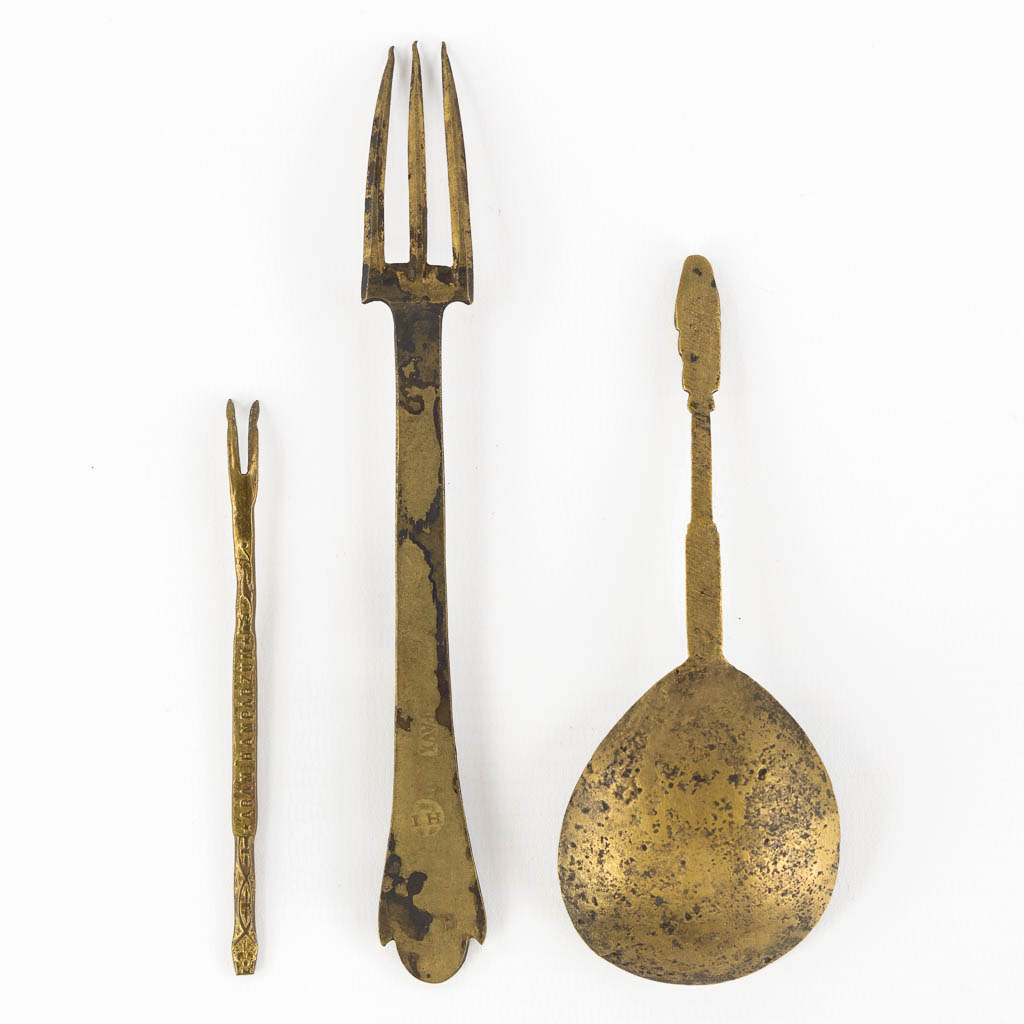 An apostle spoon, added a fork and a pricker, circa 1600. (W:13,4 cm)