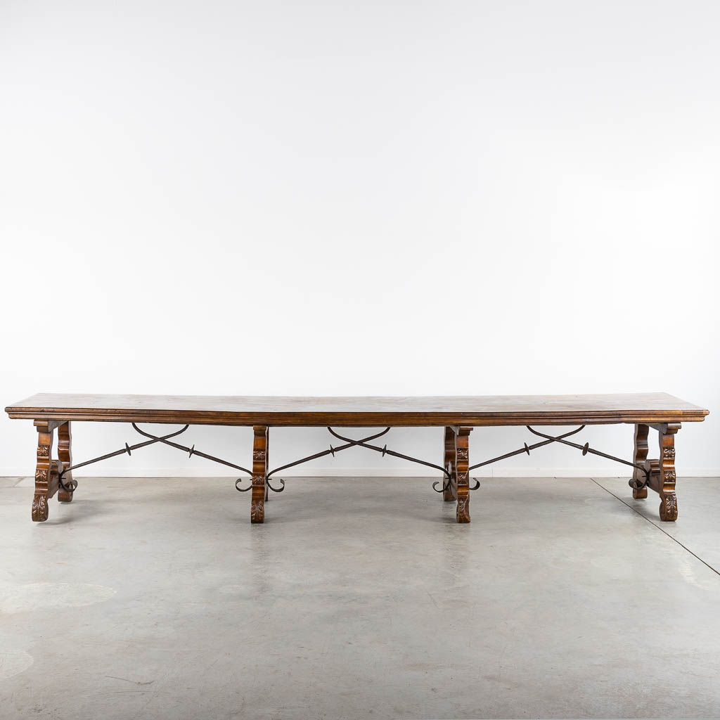 Een uitzonderlijke grote Spaanse tafel, bovenblad uit één stuk, notelaar. 19de eeuw (L:94 x W:473 x H:80 cm)