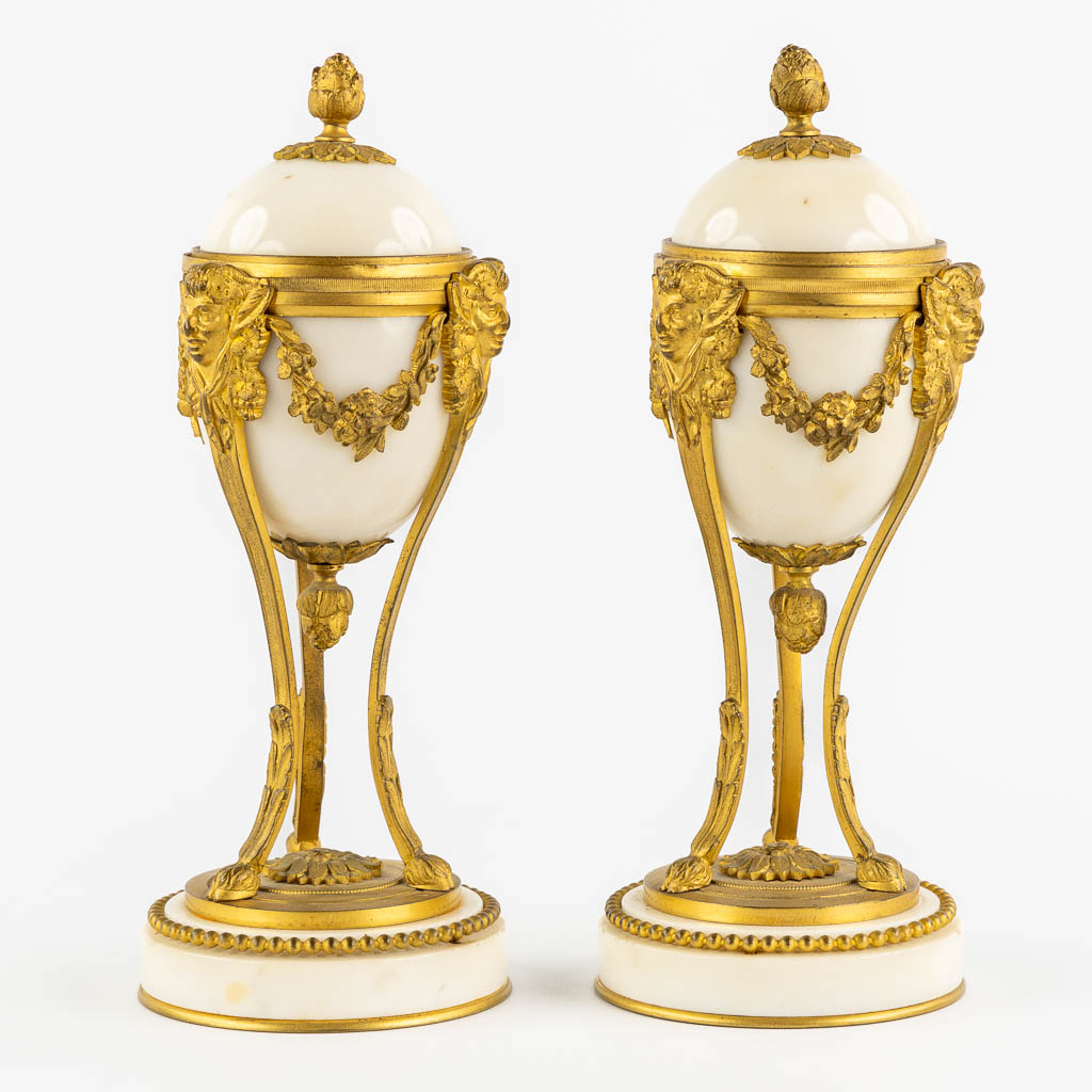 A pair of Cassolettes with a Candelabra, gilt bronze on Carrara marble. 19th C. (H:24 x D:9,5 cm)