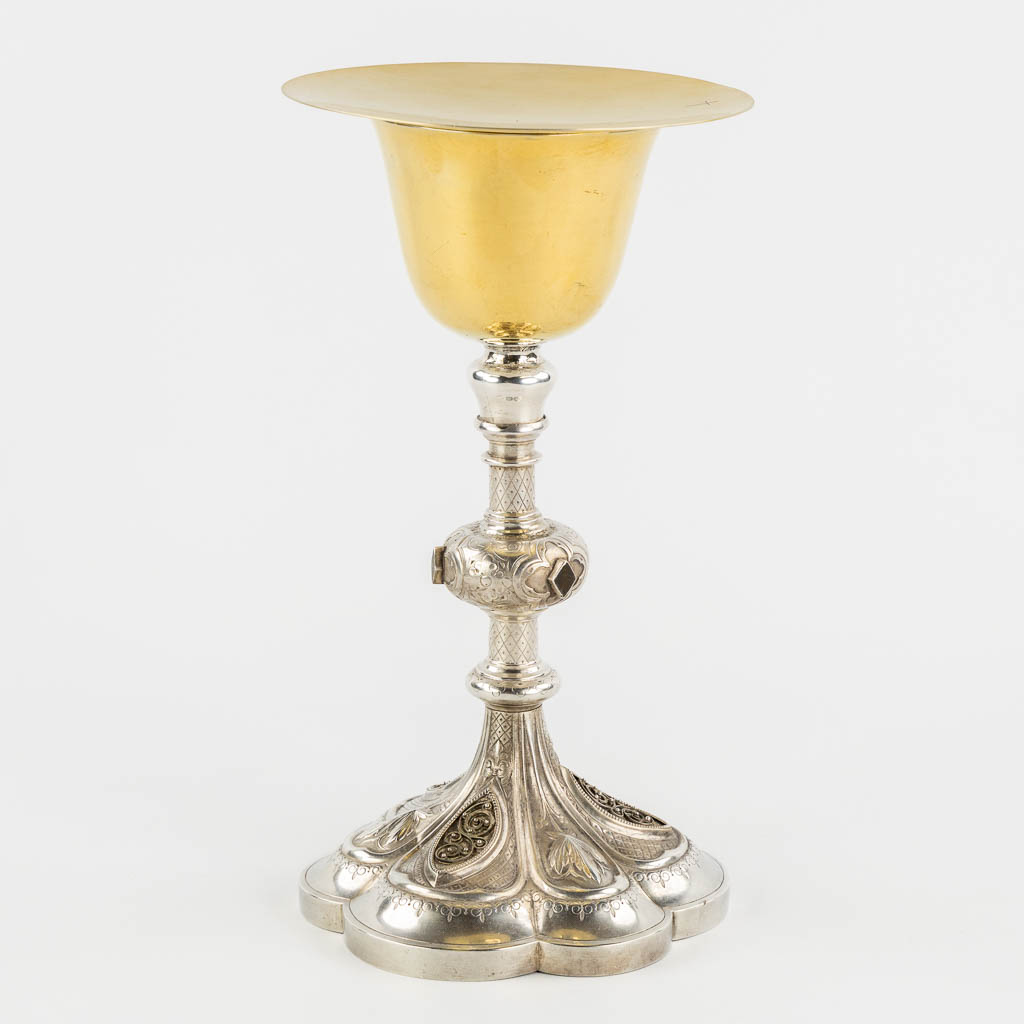 Louis Gilles et Cie, A Gothic Revival Chalice and paten, silver, 950/1000. 546g. (H:27 x D:14,5 cm)