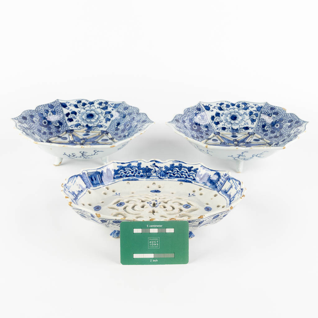 Three antique Colanders, Delft, Van der Klauw, De Metale Pot. (L:20 x W:25 cm)