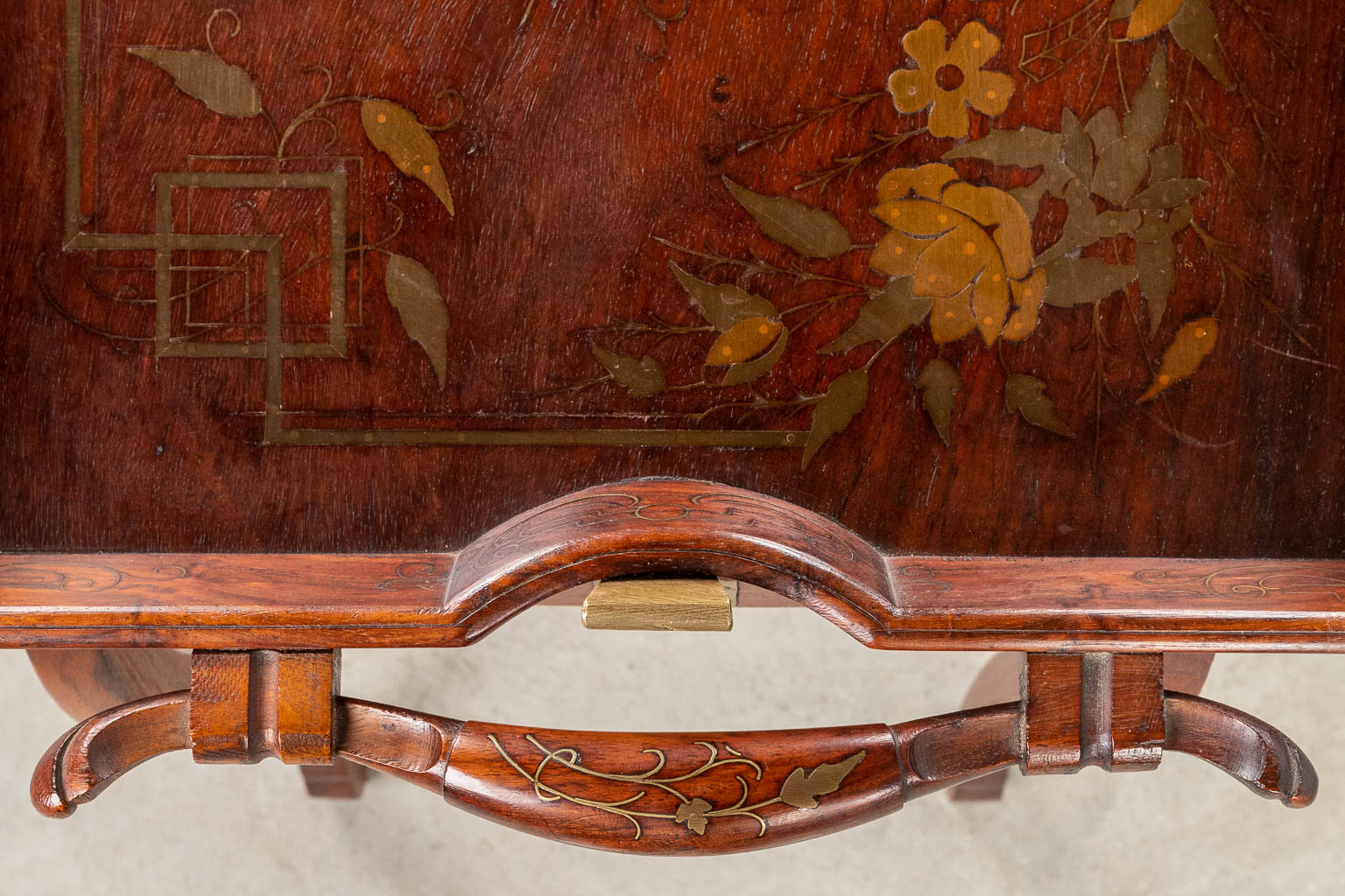 A serving tray with Chinoiserie decor and marquetry copper inlay, foldable legs. Circa 1900. (D:35 x W:67 x H:50 cm)