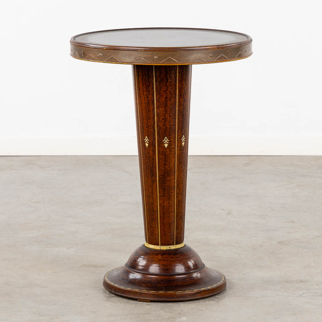 Een ronde bijzettafel, gepatineerd metaal en hout. Art Deco/Bauhaus. (H:66 x D:47 cm)