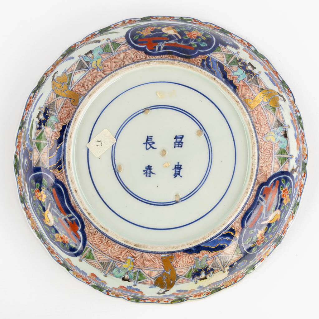 Vijf Chinese en Japanse borden en schalen, Imari en Blauw-Wit. (L:29 x W:35 cm)