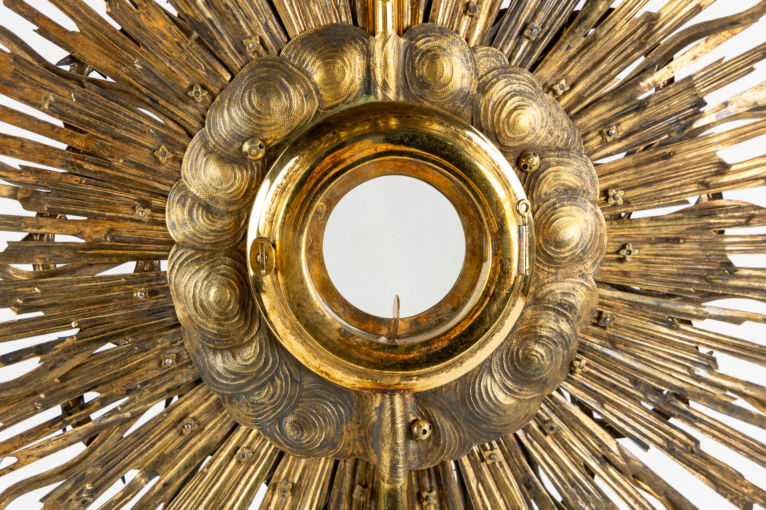 A sunburst monstrance with Sacred Heart, Crown of Thorns. gilt brass, 19th C. (L:19 x W:38,5 x H:67 cm)