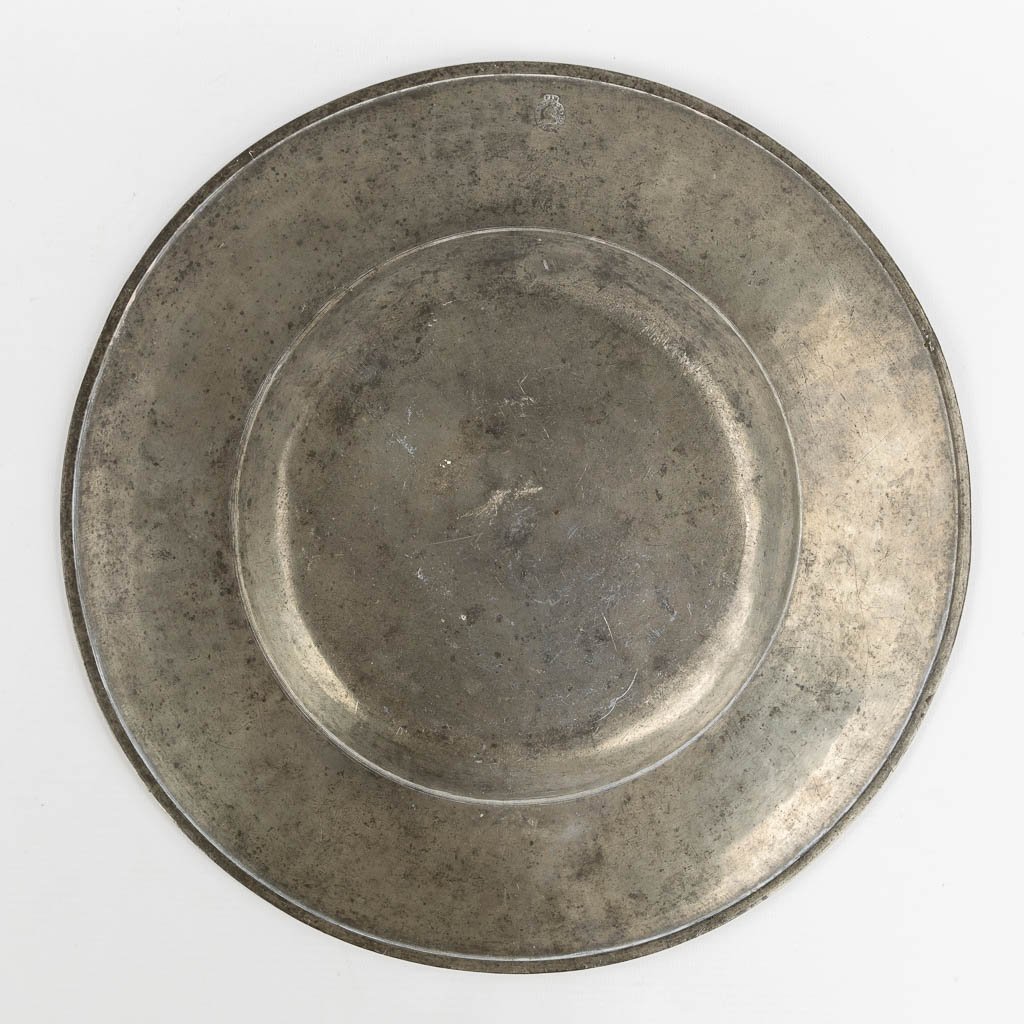 An antique tin/pewter plate, Cardinal hat model, engraved heraldic iamge, Lyon, France, 17th C. (D:33,5 cm)