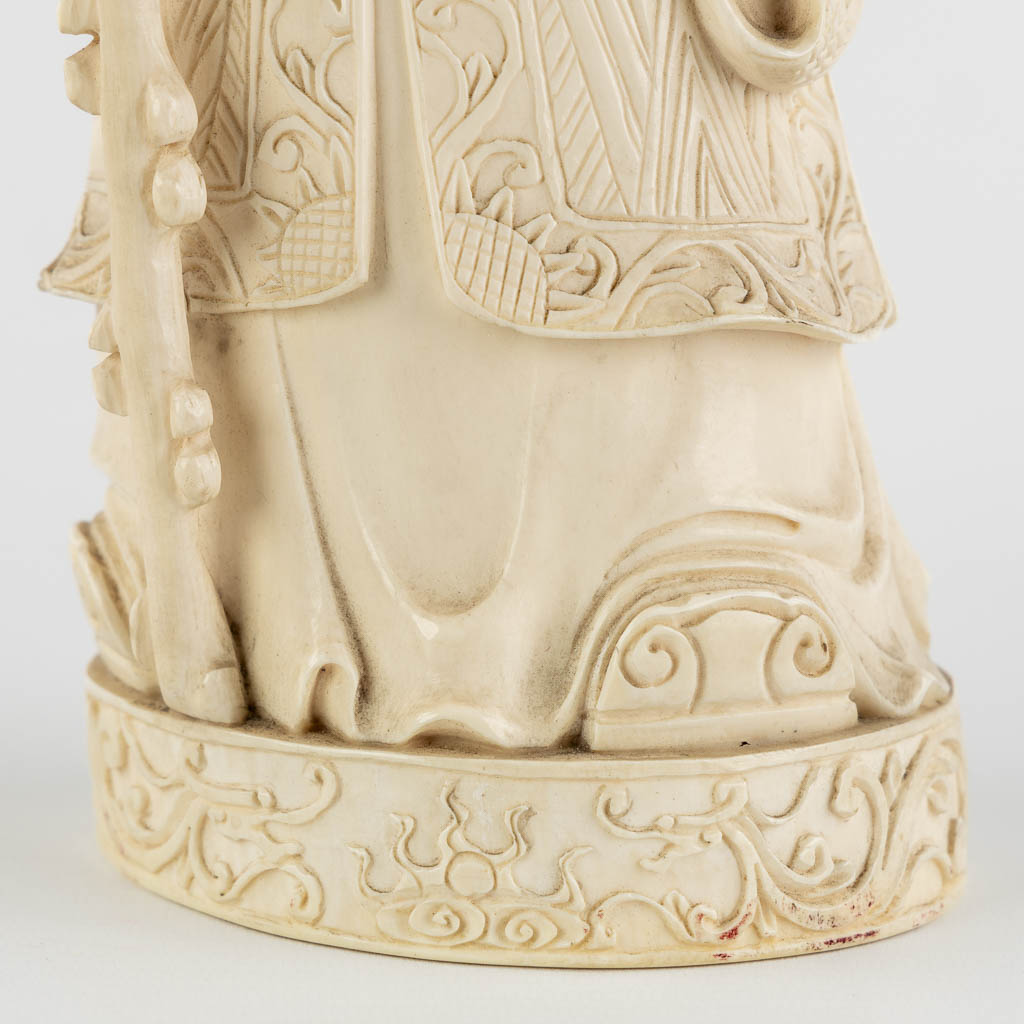 An Ivory sculptured figurine of Shou Lao, 2,169 kg. (W:11 x H:41 cm)