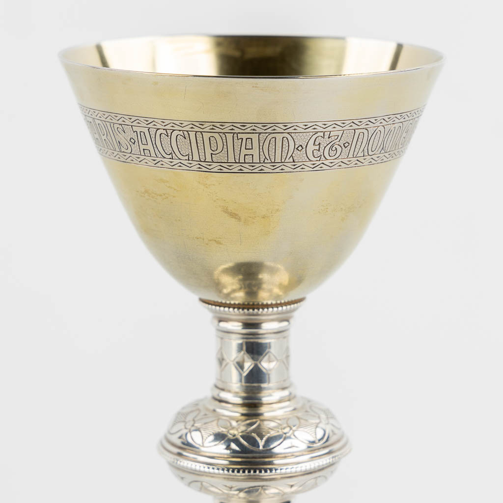 De Reuck, Ghent, a gold and silver-plated chalice, in the original chest. Consacrated March 9th, 1931. (H:21 x D:14 cm)