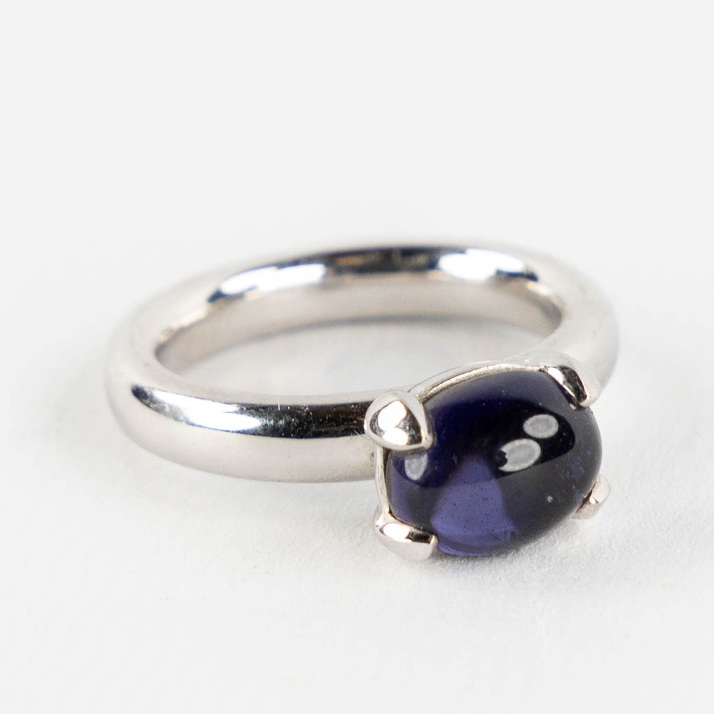 Bron Jewellery, een 18kt wit-gouden ring met cabochon saffier. 11,16g. Ringmaat 57. 