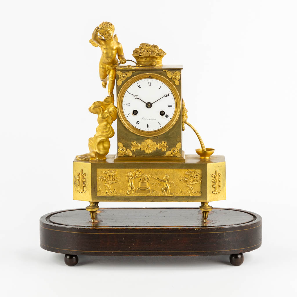 A mantle clock, Gilt bronze, Empire, 'Cupid and the Fountain'. France, 19th C. (L:8,5 x W:22 x H:28 cm)