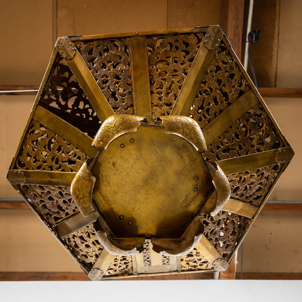 An antique Japanese ceiling lamp, brass. Circa 1920. (L:52 x W:52 x H:110 cm)