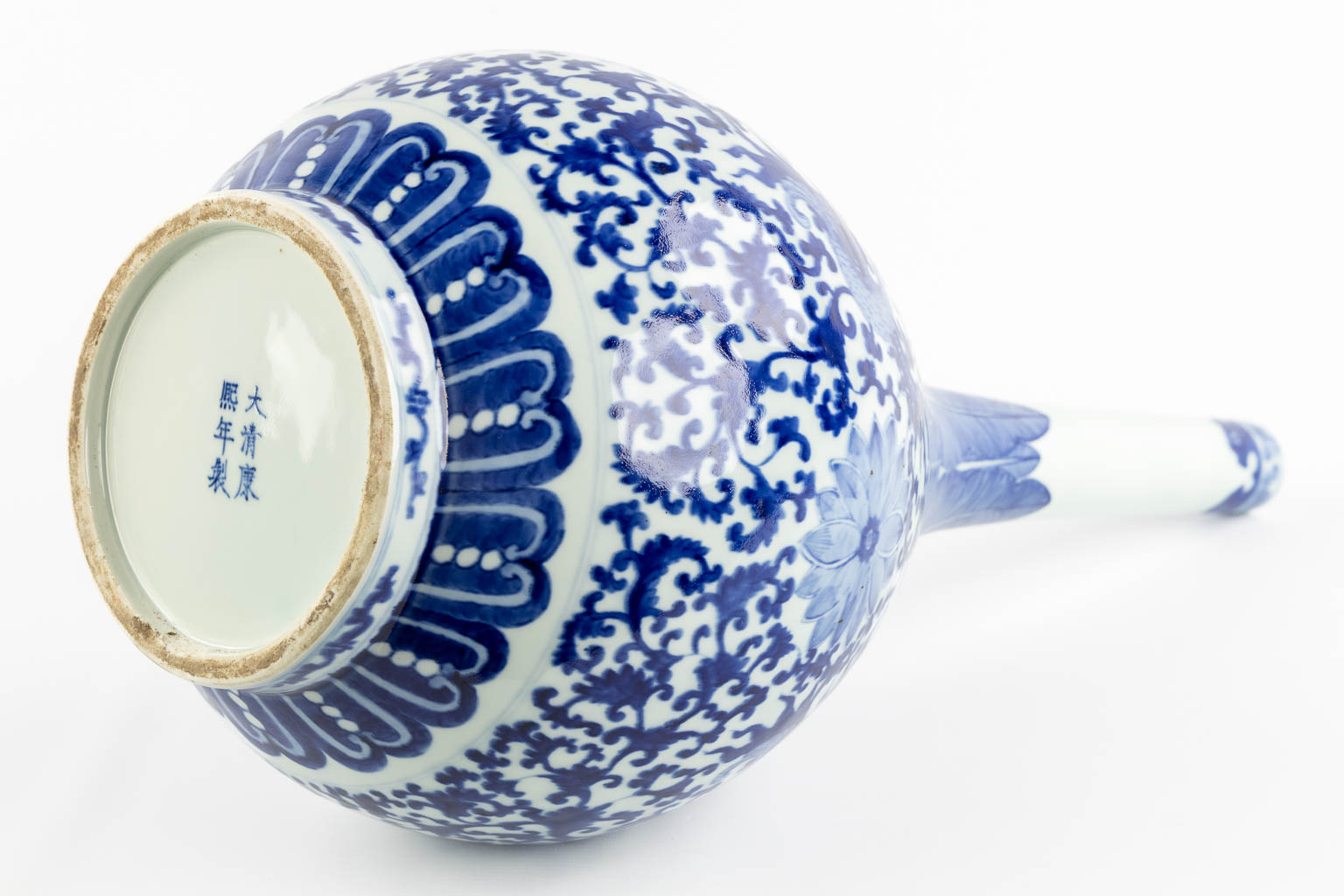 A large Chinese vase, blue-white with a floral decor. (H:61 x D:24 cm)