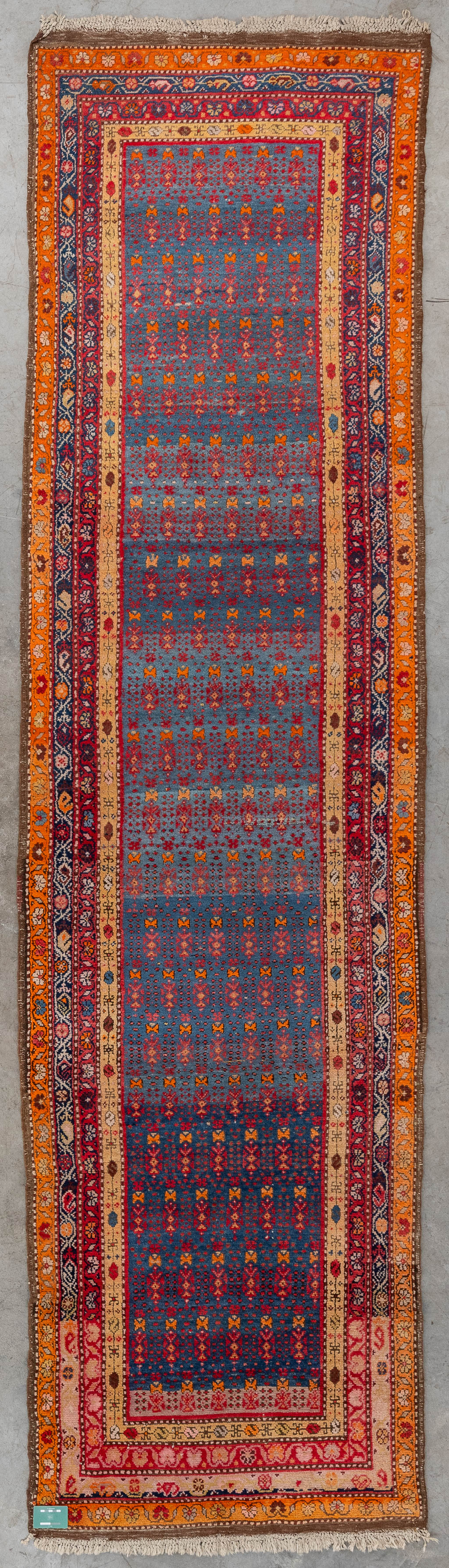 A hand-made runner. (D:377 x W:100 cm)