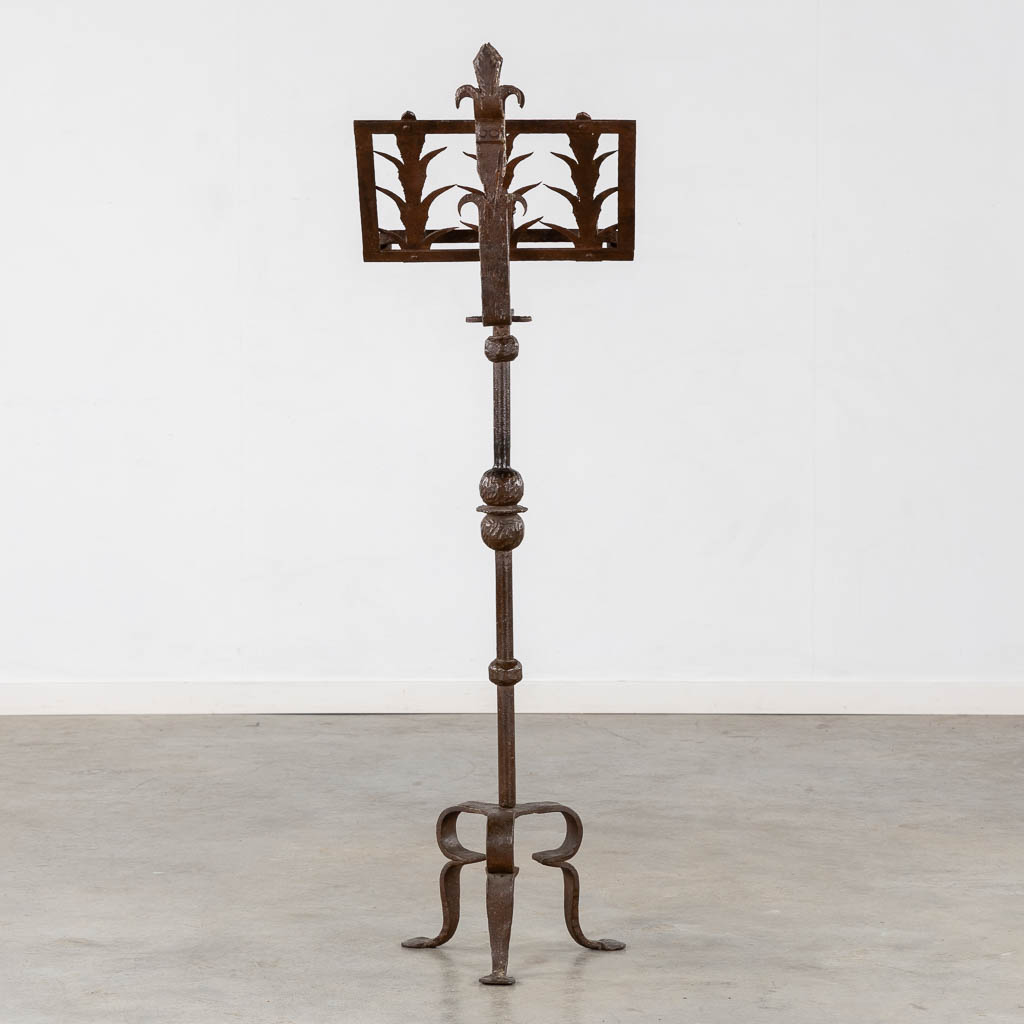 A wrought-iron lectern. 19th C. (W:40 x H:136 cm)