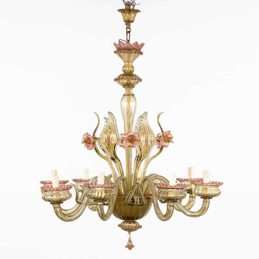 Een Venitiaanse luchter met 8 lichtpunten, Murano, Italië, 20ste eeuw. (H:104 x D:82 cm)