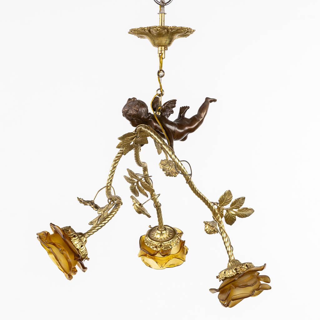 A decorative chandelier with a putto and glass roses. (L:39 x W:44 x H:57 cm)