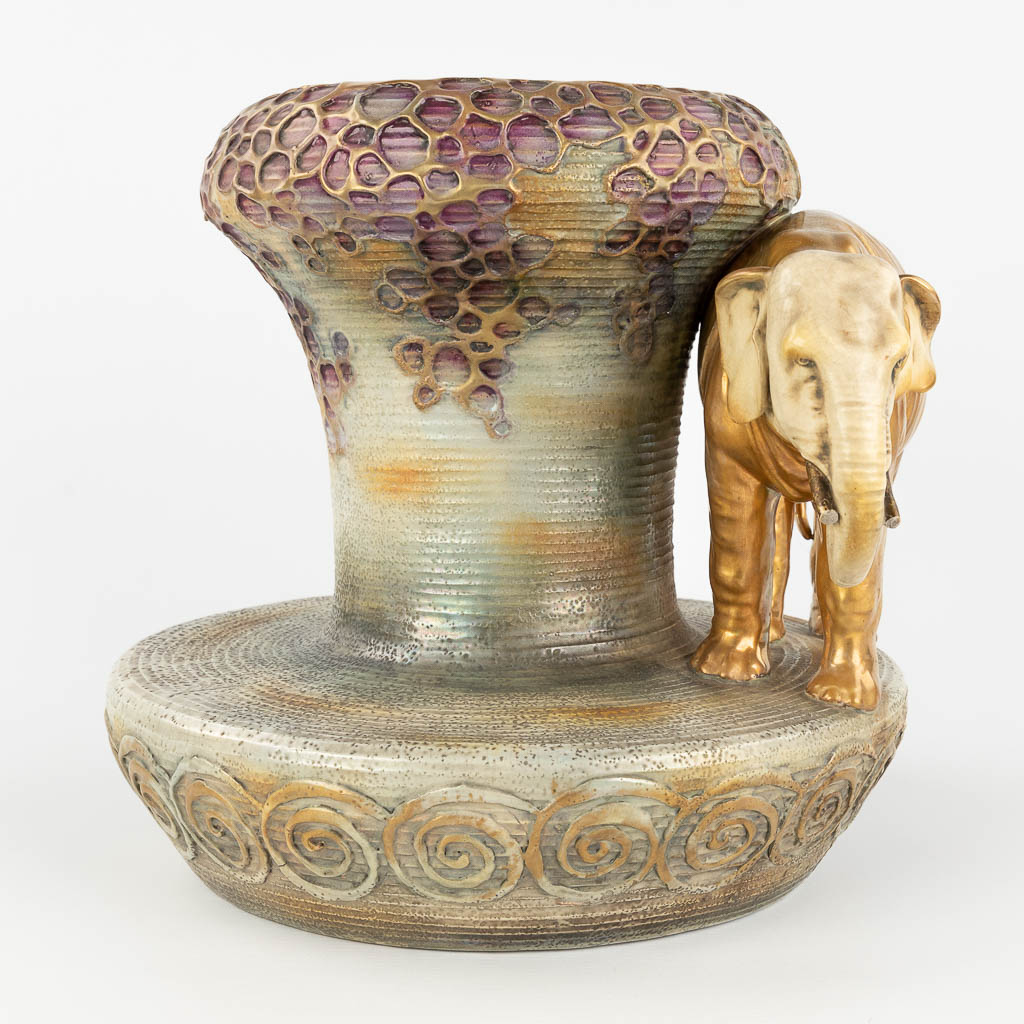 Amphora Austria, a vase decorated with an elephant. (H: 31,5 x D: 34 cm)