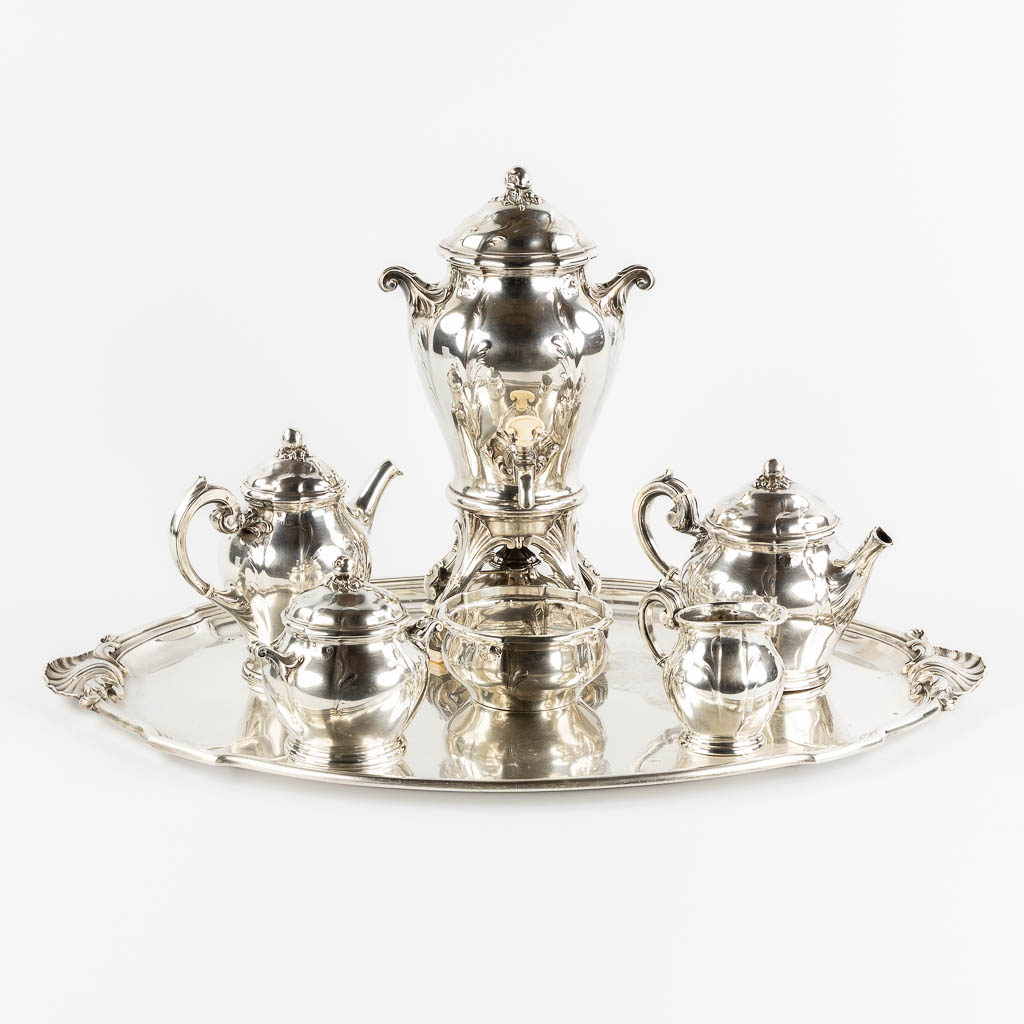 Boucheron Paris, een uitzonderlijk zilver koffie- en theeservies met samovar. 950/1000. 9,289 kg. (L:49 x W:69,5 x H:37 cm)