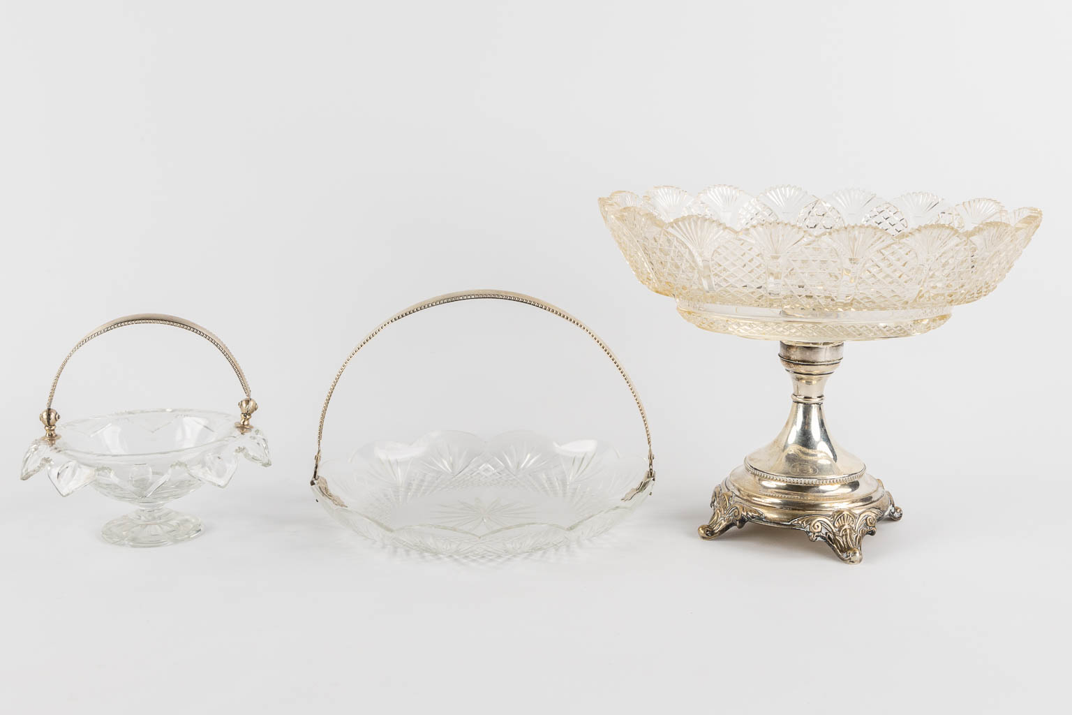 A large collection of silver and glass items, picture frames, serving ware and table accessories. 19th and 20th C. (H:28,5 cm)
